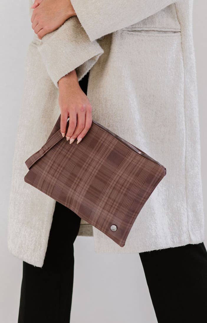 modern+chic - Molly Oversized Cometic Clutch Travel Pouch: Cognac