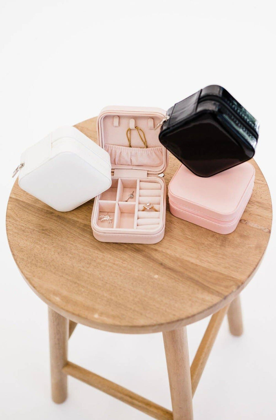 modern+chic - Christina Jewelry Case: Matte Blush