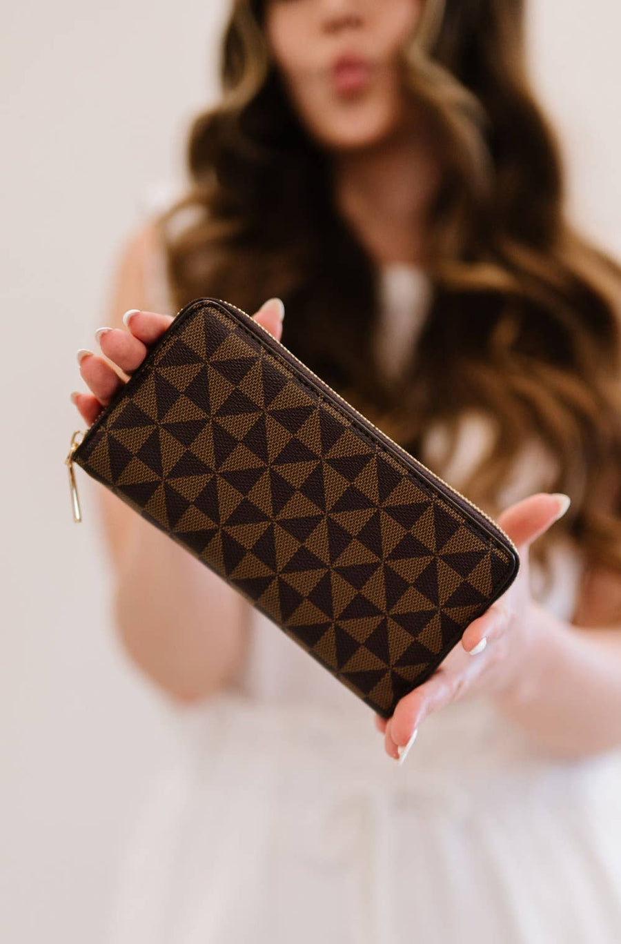 modern+chic - Ainsley Wallet: Cream Pinwheel