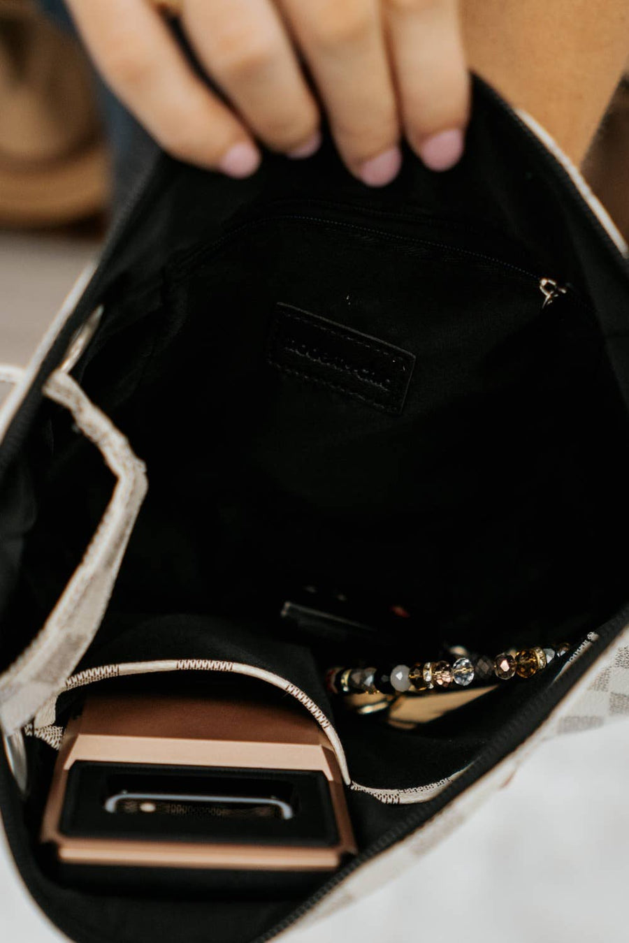 modern+chic - Alexa Oversized Travel Clutch: Black
