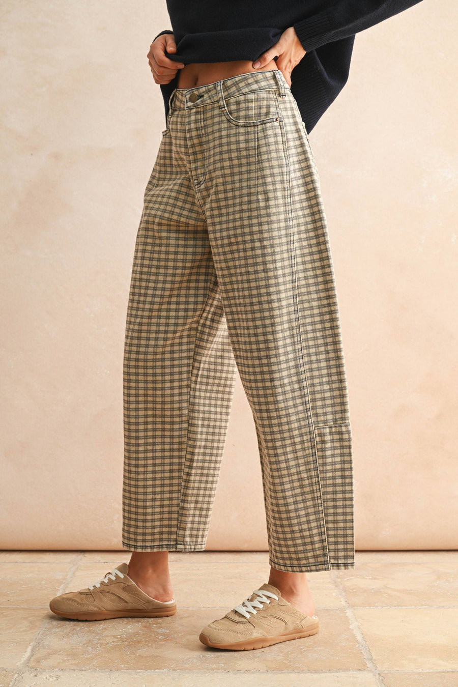 MIOU MUSE - P5936   MINI CHECKER PATTERN BARREL PANTS: TAN/BROWN / L